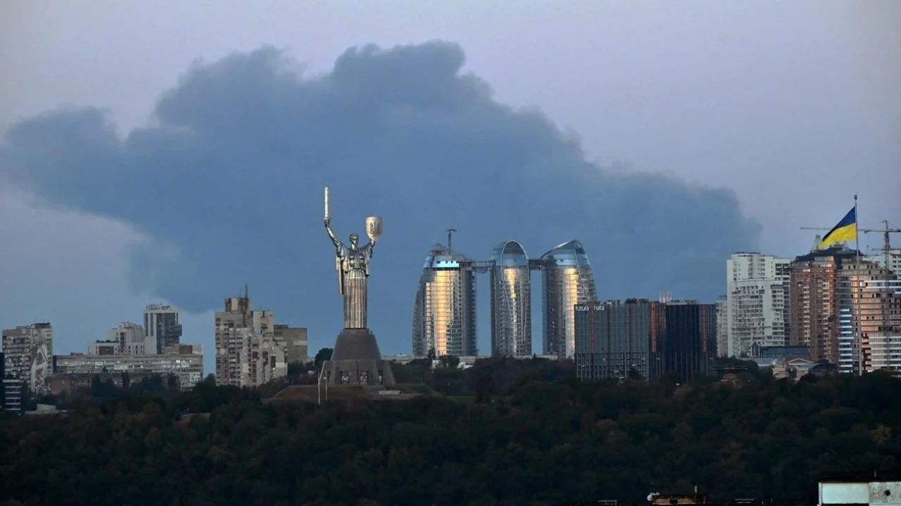 Ukraine : un entrepôt d’explosifs incendié après une frappe de drone près de Kiev