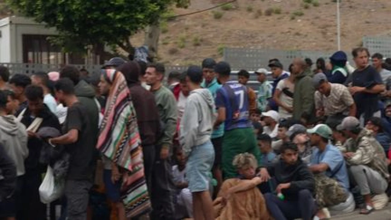 À Ceuta, des milliers de migrants restent bloqués tandis que la tension politique s’accentue