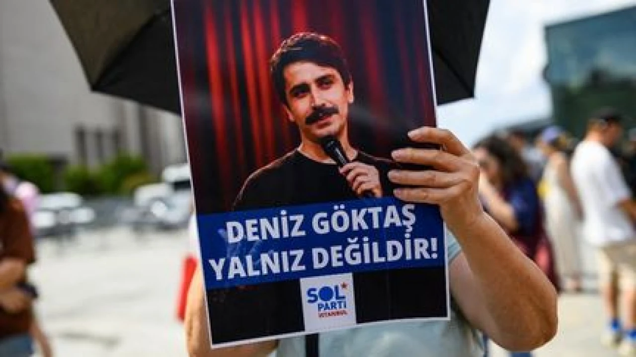 Turquie : l’humoriste Deniz Göktas de nouveau arrêté après une première libération