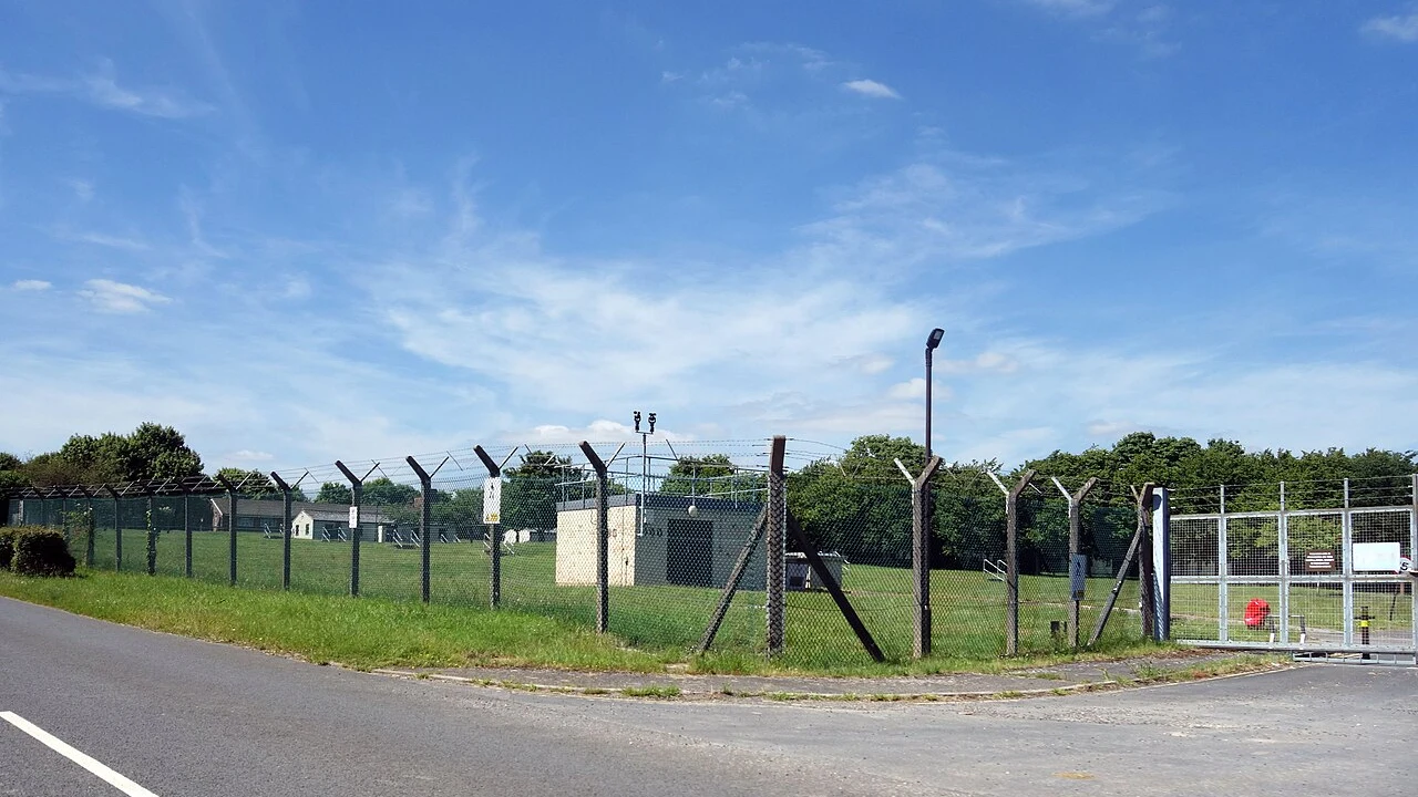 Royaume-Uni : deux hommes inculpés après l’enquête près de la base de Fairford