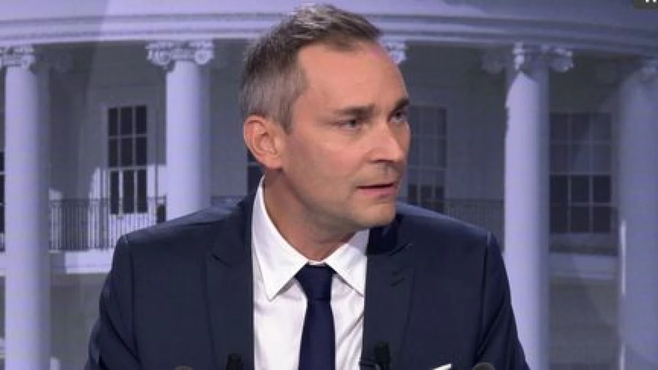 Aux États-Unis, l’IA dans les clips de campagne au cœur d’une émission de Franceinfo