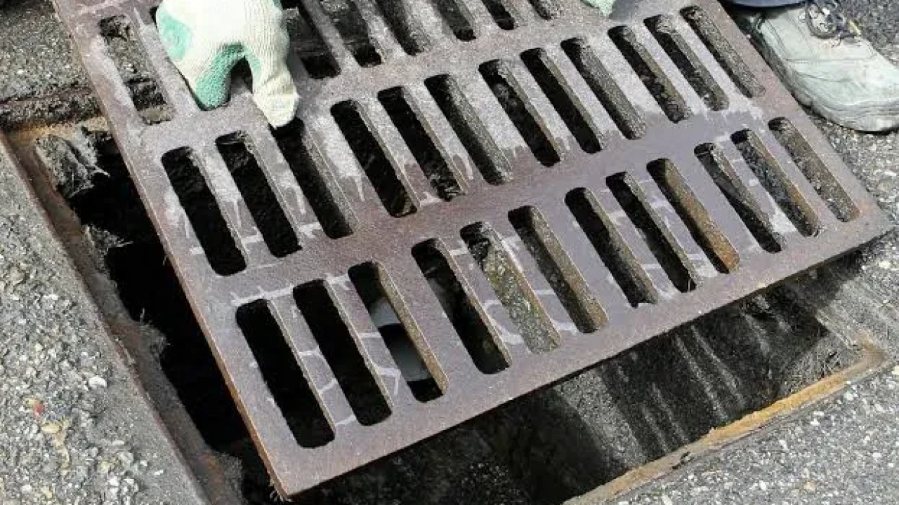 À Dakar, le vol de couvercles de regards d’assainissement accroît les risques de chute et d’obstruction