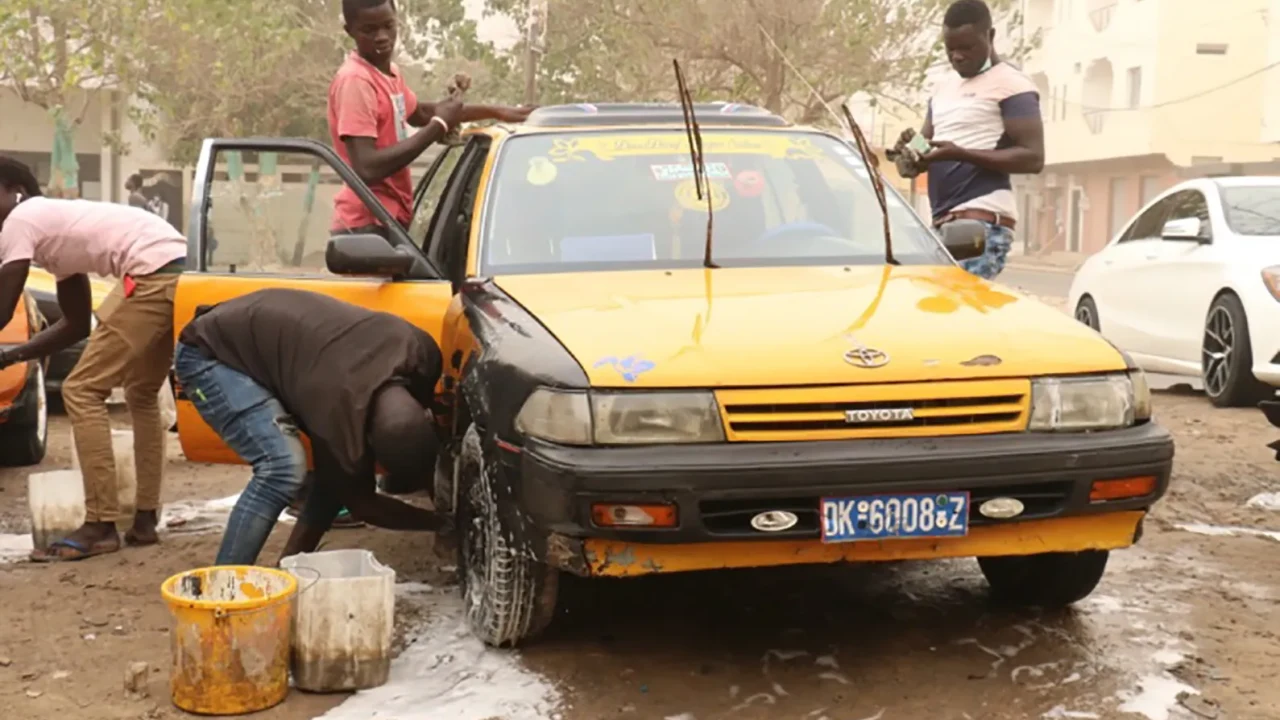À Dakar, l’hivernage accroît l’activité des laveurs de voitures