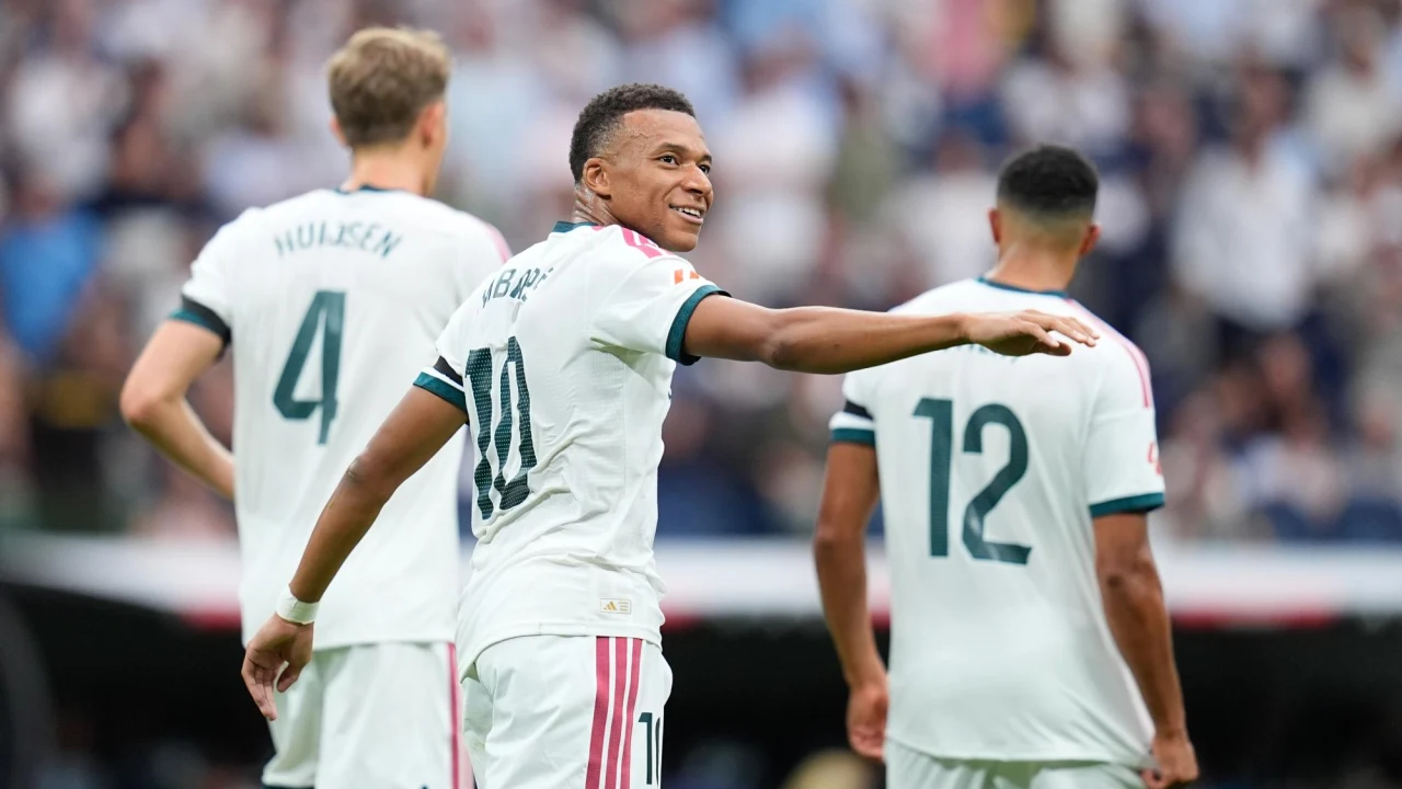 Liga : le Real Madrid de Mourinho domine Malaga 4-0