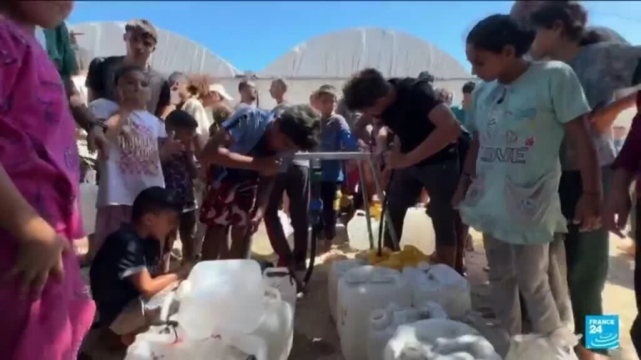 En Gaza, un camión de desalinización lleva agua potable a campamentos de desplazados