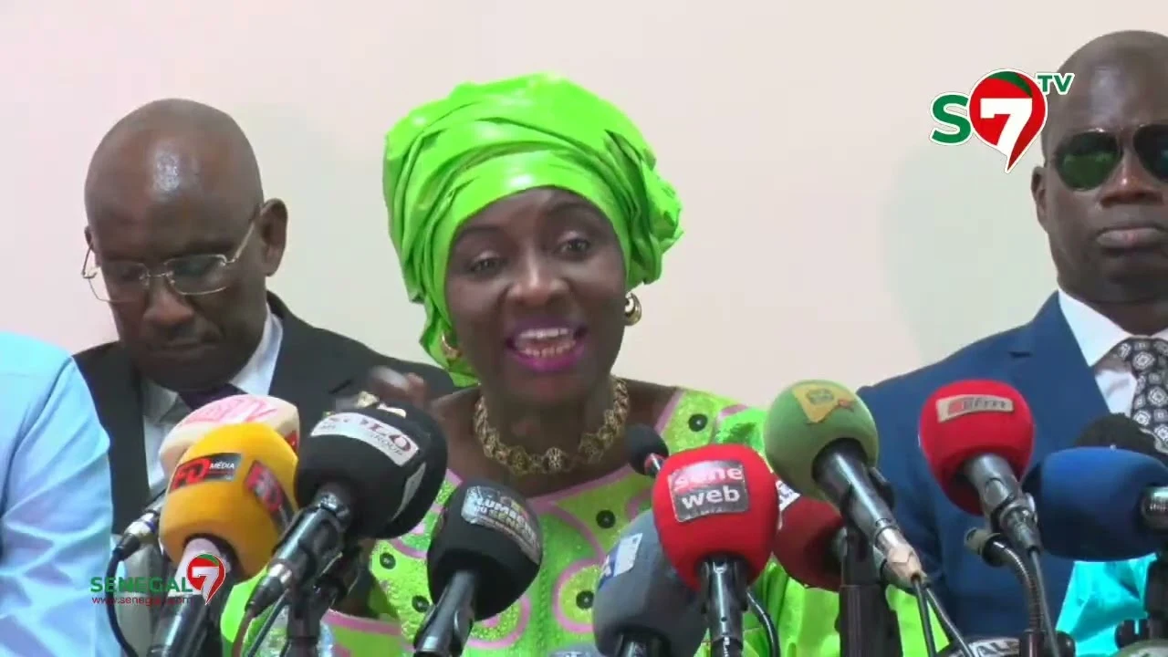 Aminata Touré devant les micros lors de sa conférence de presse du 26 octobre 2026. Image Sénégal7.
