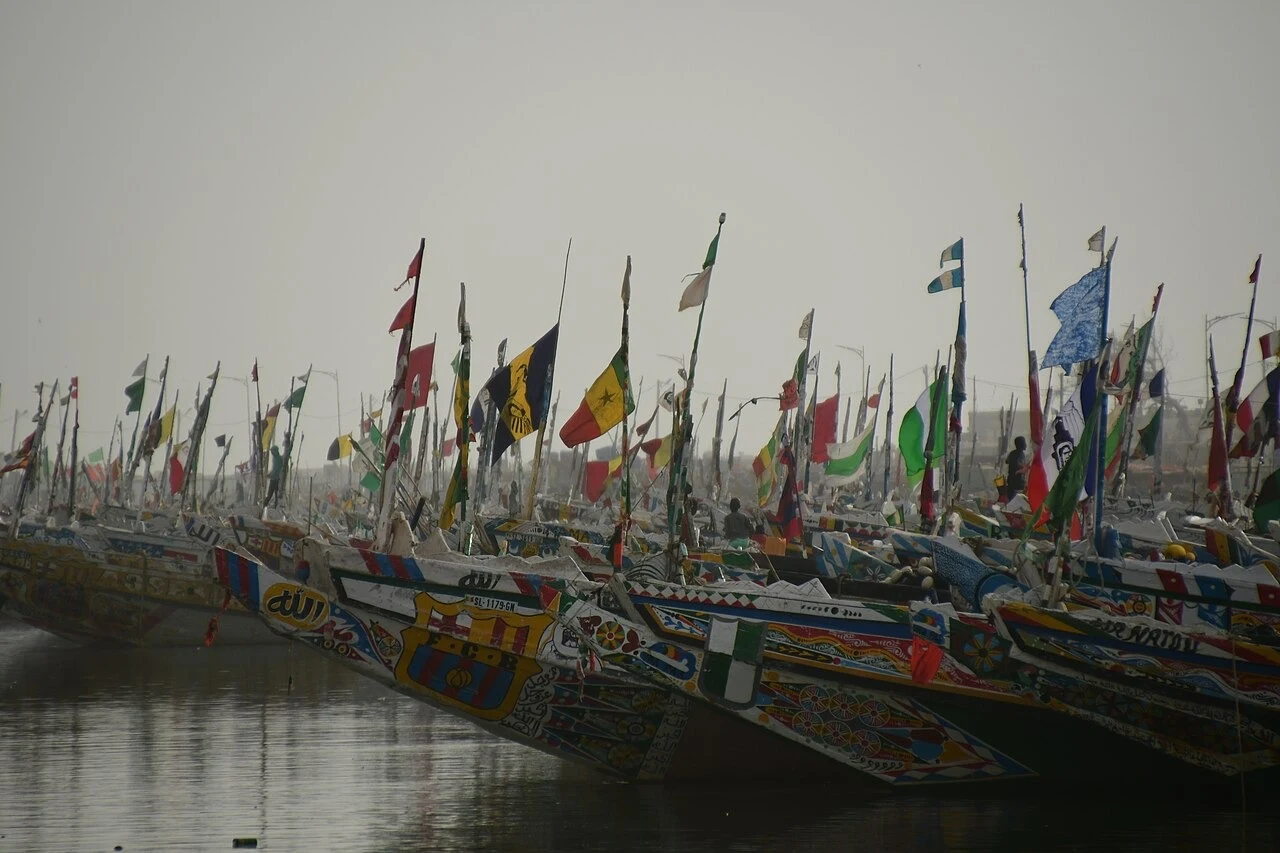 Pirogues de pêche à Saint-Louis. Photo d’illustration des activités économiques locales.