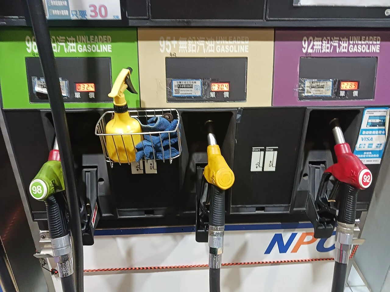 Distributeur de carburant photographié à Taïwan en mars 2025. Photo d’illustration ; elle ne représente pas les stations sénégalaises concernées.