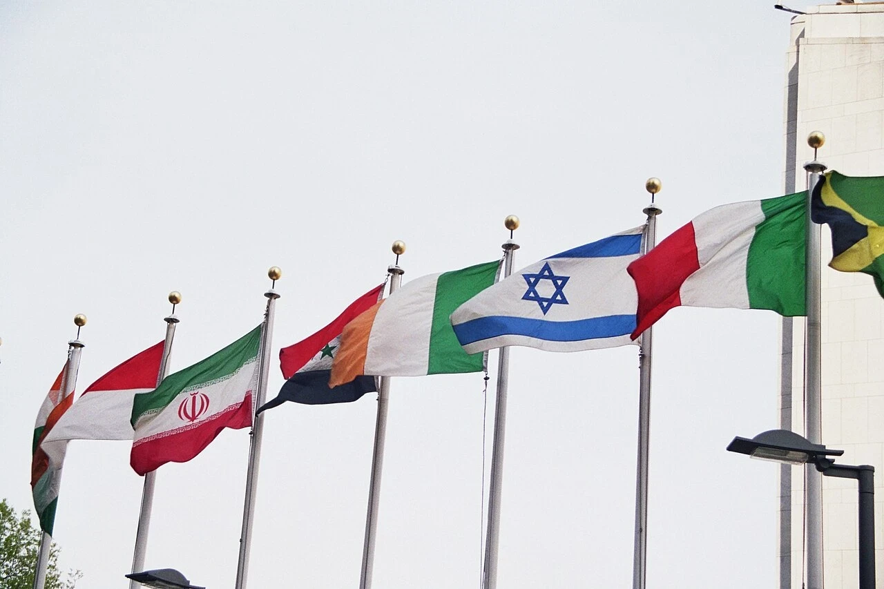 Drapeaux au siège des Nations unies à New York en 2006. Photo d’archive illustrant les discussions diplomatiques.
