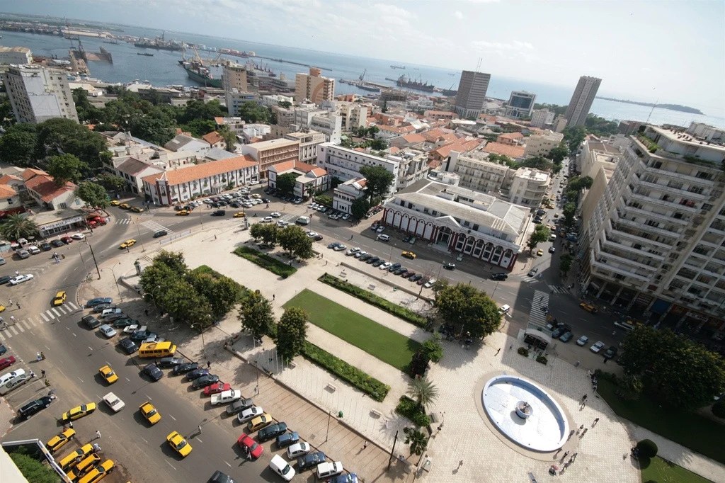 Place de l’Indépendance à Dakar. Photo d’illustration, distincte de la présentation du bilan gouvernemental.